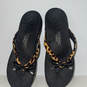 Vionic Black and cheetah print orthopedic Sandals with Bow